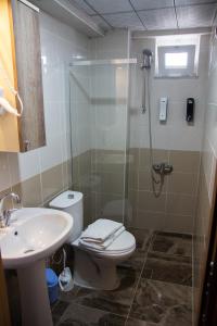 ein Bad mit einer Dusche, einem WC und einem Waschbecken in der Unterkunft Figen Hotel in Canakkale