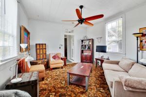 een woonkamer met een bank en een plafondventilator bij Bywater Home, Parking and Pet Friendly Retreat in New Orleans