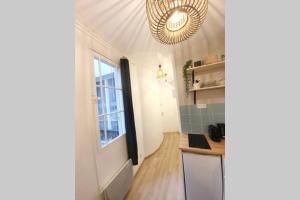 uma cozinha com uma janela e um lustre em Home Sweet Home Pigalle Montmartre Jungle em Paris