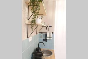 Un baño con lavabo, espejo y plantas. en Home Sweet Home Pigalle Montmartre Jungle, en París