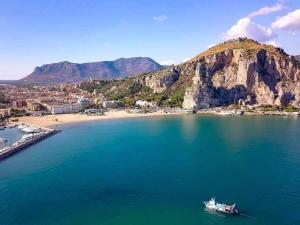 a boat in the water next to a beach at Casale Del Borgo in Hermada
