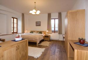 Ένα ή περισσότερα κρεβάτια σε δωμάτιο στο Penzion Stará Vápenka +54 φωτογραφίες