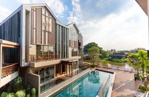 uma vista exterior de um edifício com piscina em W1Bangkoknoi Hotel em Nonthaburi