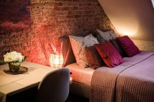 una camera con letto e tavolo con lampada di Luxury Suits Historic Center ad Anversa