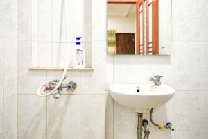 ein Bad mit einem Waschbecken und einem Spiegel in der Unterkunft Rudi Rooms near Stasiun Cikarang Mitra RedDoorz in Jakarta