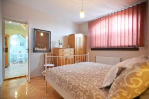 Un dormitorio con una cama y una cómoda. en MI12, en Eger