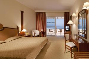 Postel nebo postele na pokoji v ubytování Kipriotis Panorama Hotel & Suites + 37 fotografií
