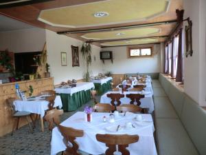 ein Restaurant mit Tischen und Stühlen in einem Zimmer in der Unterkunft Weisses Rössl Werfen in Werfen