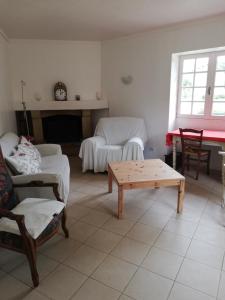 una sala de estar con un sofá y una mesa en L'élie sous les noyers, Le gite, en Clérieux 19 fotos más