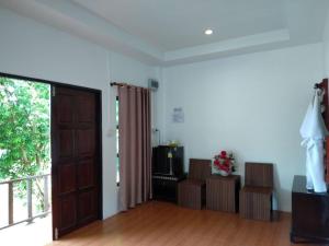 TV a/nebo společenská místnost v ubytování Sunflora Resort Chumphon