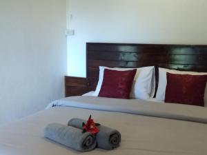 Postel nebo postele na pokoji v ubytování Sunflora Resort Chumphon