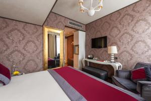 a living room with a couch and a television at Carnival Palace - Venice Collection in Venice