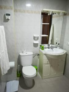 a bathroom with a toilet and a sink at Vivienda compartida Tajaraste in Arrecife