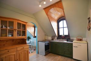 エゲルにあるMI12のキッチン(緑のキャビネット付)、アーチ型の窓