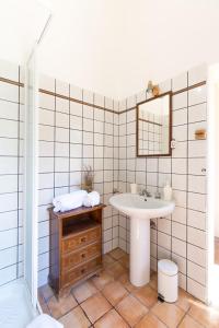 uma casa de banho com um lavatório e um espelho em Agriturismo L'Esinante em Cupramontana
