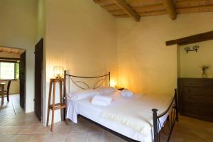 a bedroom with two beds in a room at Agriturismo L'Esinante in Cupramontana
