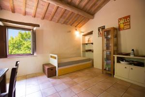 ein kleines Zimmer mit einer Bank und einem Fenster in der Unterkunft Agriturismo L'Esinante in Cupramontana