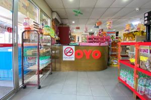 a grocery store aisle with a yes sign in a store at OYO 90205 Bayu Sintok Motel in Changlun
