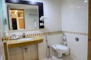 Koupelna v ubytování Royal Orchid Golden Suites Pune