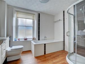 
A bathroom at Tranquil holiday home in Looe near beach
