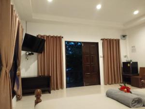 TV a/nebo společenská místnost v ubytování Sunflora Resort Chumphon