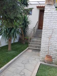 A garden outside Fyllou Apartment Asprovalta