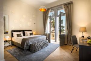 een slaapkamer met een bed en een groot raam bij Heritage Hotel Imperial - Liburnia in Opatija