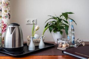 Příslušenství pro přípravu čaje a kávy v ubytování Garni Hotel & Appartements Nordstrand