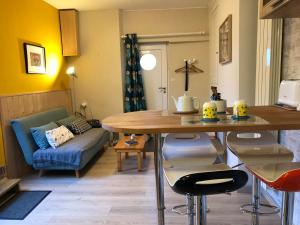 - un salon avec une table et un canapé dans l'établissement "Le petit Moulinsard", à Bernay