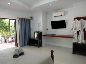 En TV eller et underholdningssystem på Sunflora Resort Chumphon