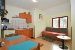 salon z kanapą i stołem w obiekcie Apartment Jasmina w miejscowości Mali Lošinj