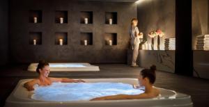 2 mujeres en un baño con bañera en Heritage Hotel Imperial - Liburnia en Opatija