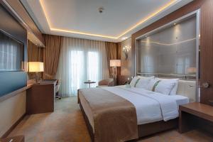 A bed or beds in a room at Holiday Inn Ankara-Kavaklidere by IHG