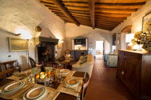 uma cozinha e sala de estar com mesa e cadeiras em Forte Di Tregognano em Subbiano