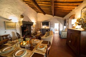 a kitchen and living room with a table and chairs at Forte Di Tregognano in Subbiano