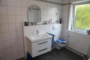 Koupelna v ubytování FeWo "Regnitztraum" in Forchheim - 3-Zimmer-Apartment - 2 Schlafzimmer
