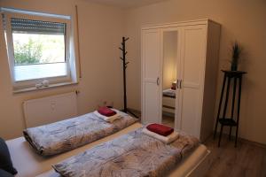 Postel nebo postele na pokoji v ubytování FeWo "Regnitztraum" in Forchheim - 3-Zimmer-Apartment - 2 Schlafzimmer