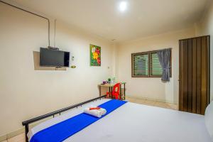 Hotel Bambu Kuning的电视和/或娱乐中心