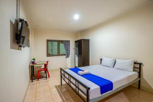 سرير أو أسرّة في غرفة في Hotel Bambu Kuning