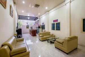 Hotel Bambu Kuning的电视和/或娱乐中心