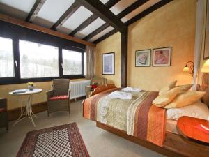 Schlafzimmer mit einem Bett, einem Tisch und Stühlen in der Unterkunft Ferienwohnung Vogel in Siegsdorf