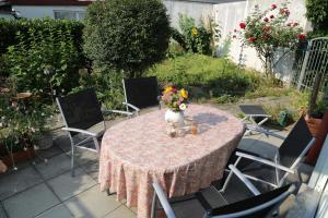 una mesa con un jarrón de flores. en FeWo "Regnitztraum" in Forchheim - 3-Zimmer-Apartment - 2 Schlafzimmer en Forchheim