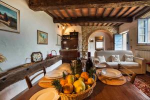 una sala de estar con una mesa con fruta. en Forte Di Tregognano, en Subbiano