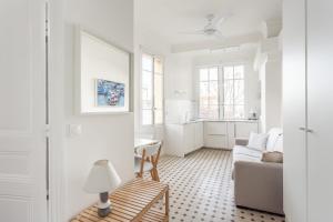- un salon blanc avec un canapé et une table dans l'établissement Seaside Studio by iCasamia, à Nice