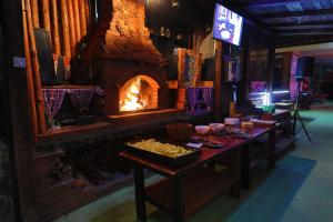 Habitación con chimenea y mesa con comida en Captain s house, en Konjic