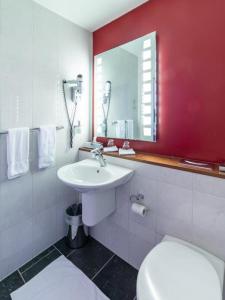 
Ein Badezimmer in der Unterkunft Hotel - Restaurant Eierhals am Ägerisee
