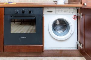 a washer and dryer in a kitchen next to a washing machine at 2к апартаменты в центре города возле ТЦ ГУДВИН in Tyumen