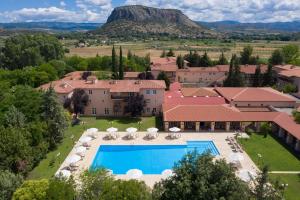 Una vista aérea de un complejo turístico con piscina. en Amalia Hotel Meteora, en Kalambaka