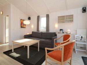 sala de estar con sofá y mesa en 4 person holiday home in GROEMITZ, en Grömitz