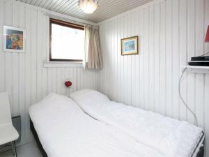 ファーボにあるThree-Bedroom Holiday home in Faaborg 3の窓付きの小さな部屋のベッド1台分です。